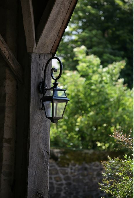 Trois suspensions dans une cagette en bois sur un vélo