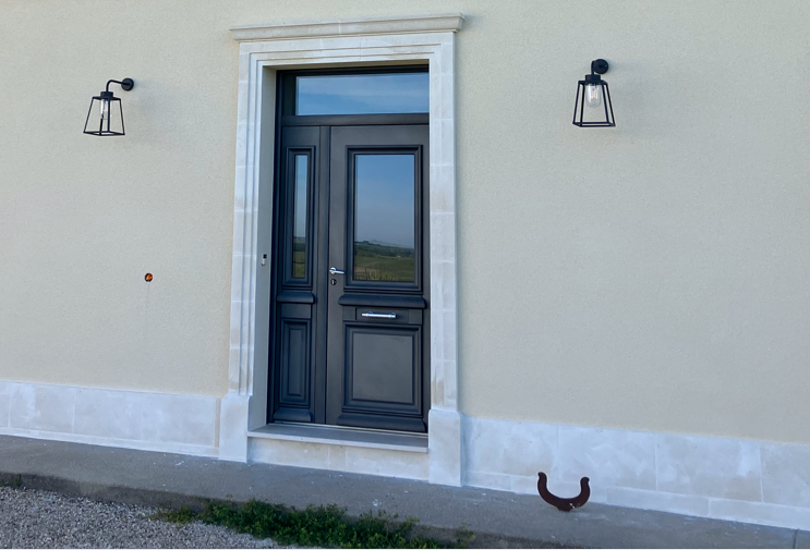 Deux appliques murales extérieures de part et d'autre d'une porte d'entrée noire