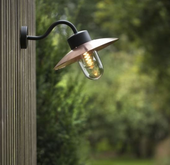 Trois suspensions dans une cagette en bois sur un vélo