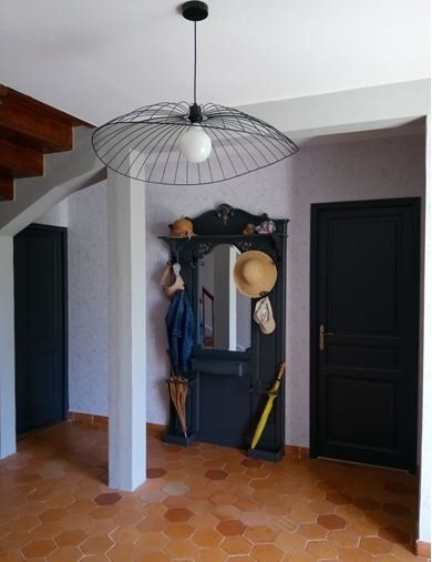 Meuble d'entrée avec un plafonnier au-dessus