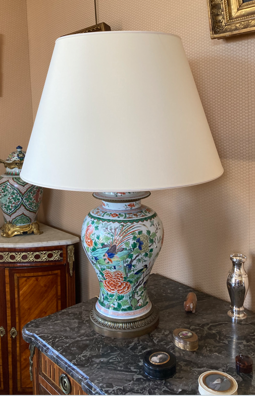 Lampe peinte à la main avec un abat-jour blanc