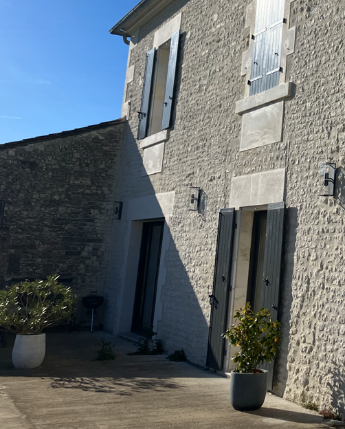 Appliques murales entre chaque fenêtre et portes d'une maison