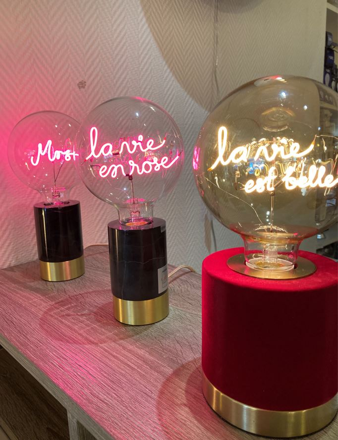 Trois lampes en forme d'ampoule
