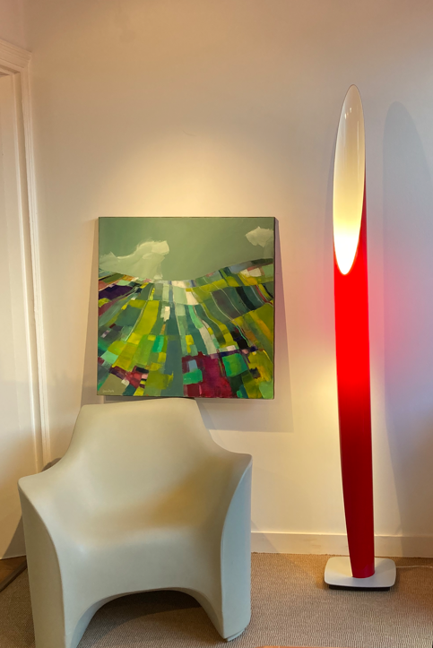 Lampadaire ressemblant à un gros tube rouge