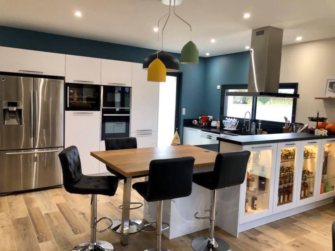 Suspension dans une cuisine au-dessus d'un îlot