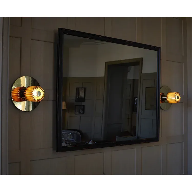 Deux appliques murales de part et d'autre d'un miroir