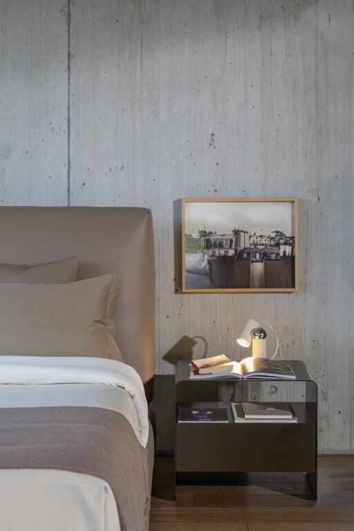 Lampe de chevtt à côté d'un lit avec une tête en cuir marron