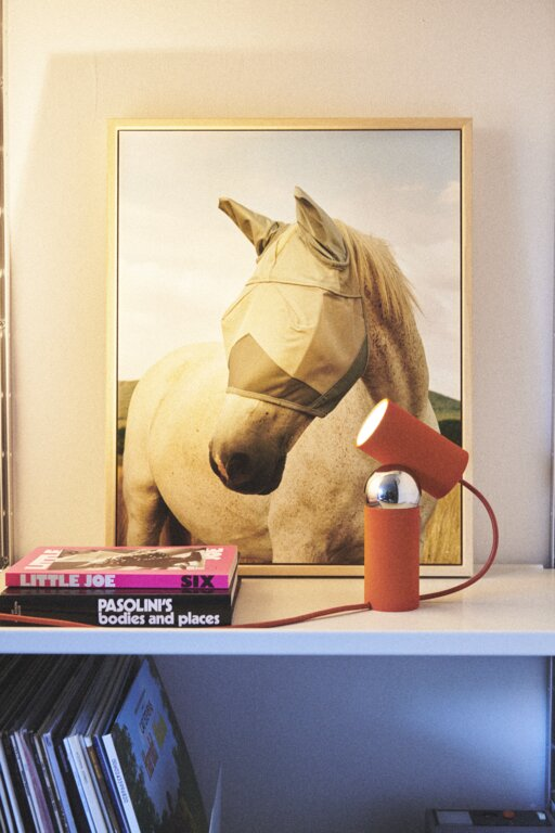 Lampe devant un cadre avec un cheval