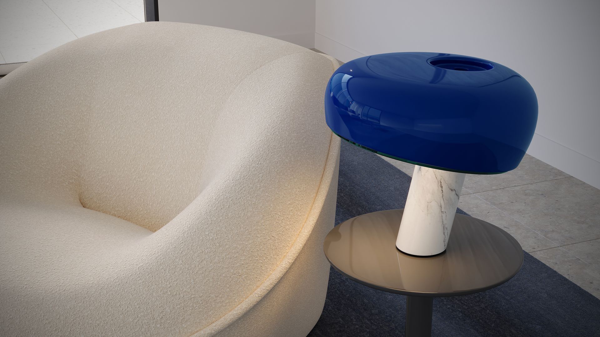 Lampe blanche et bleue sur une petite table à côté d'un fauteuil blanc