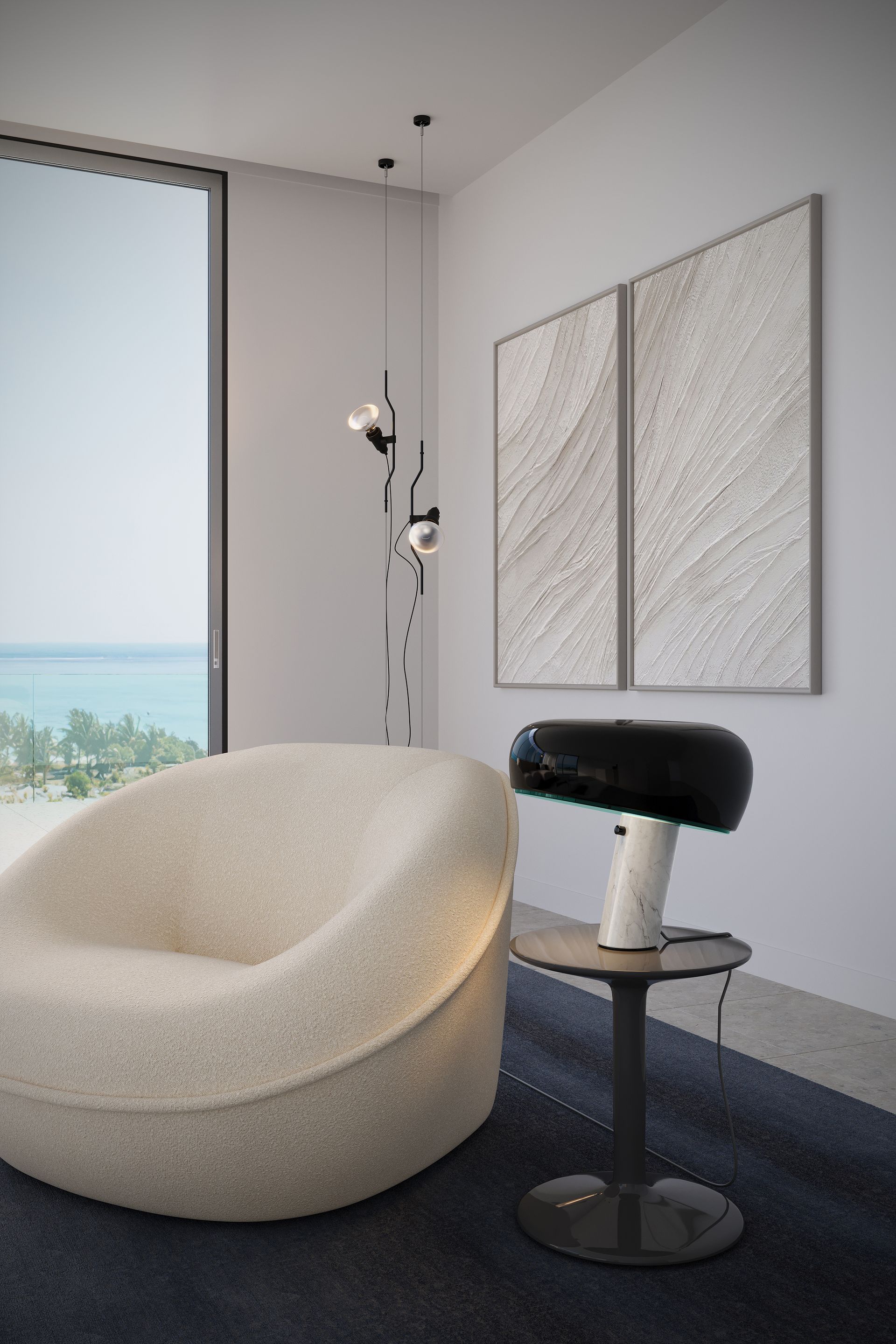 Lampadaire derrière un fauteuil blanc et une lampe noir et blanche à côté