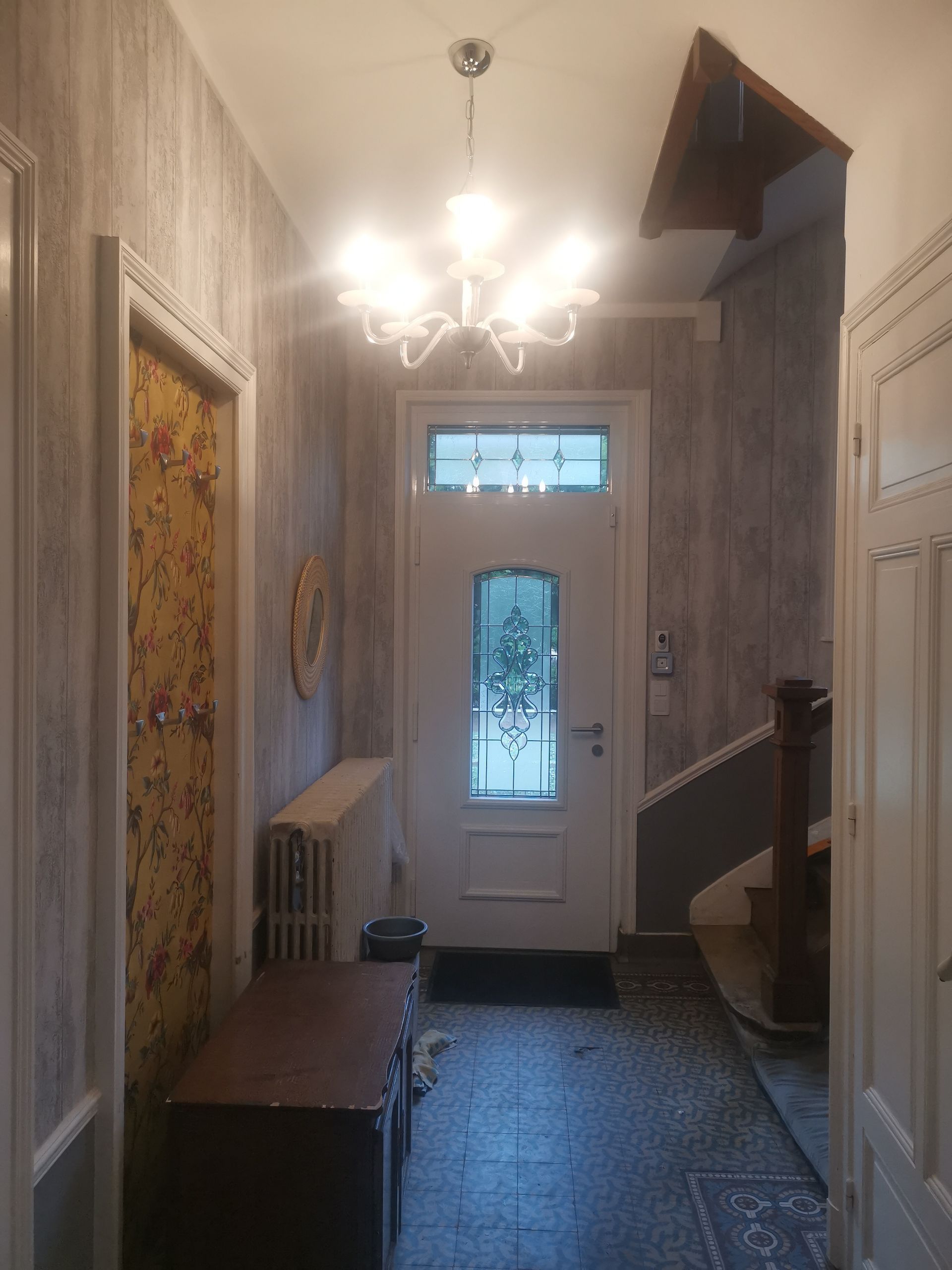 Hall d'entrée éclairé par un lustre