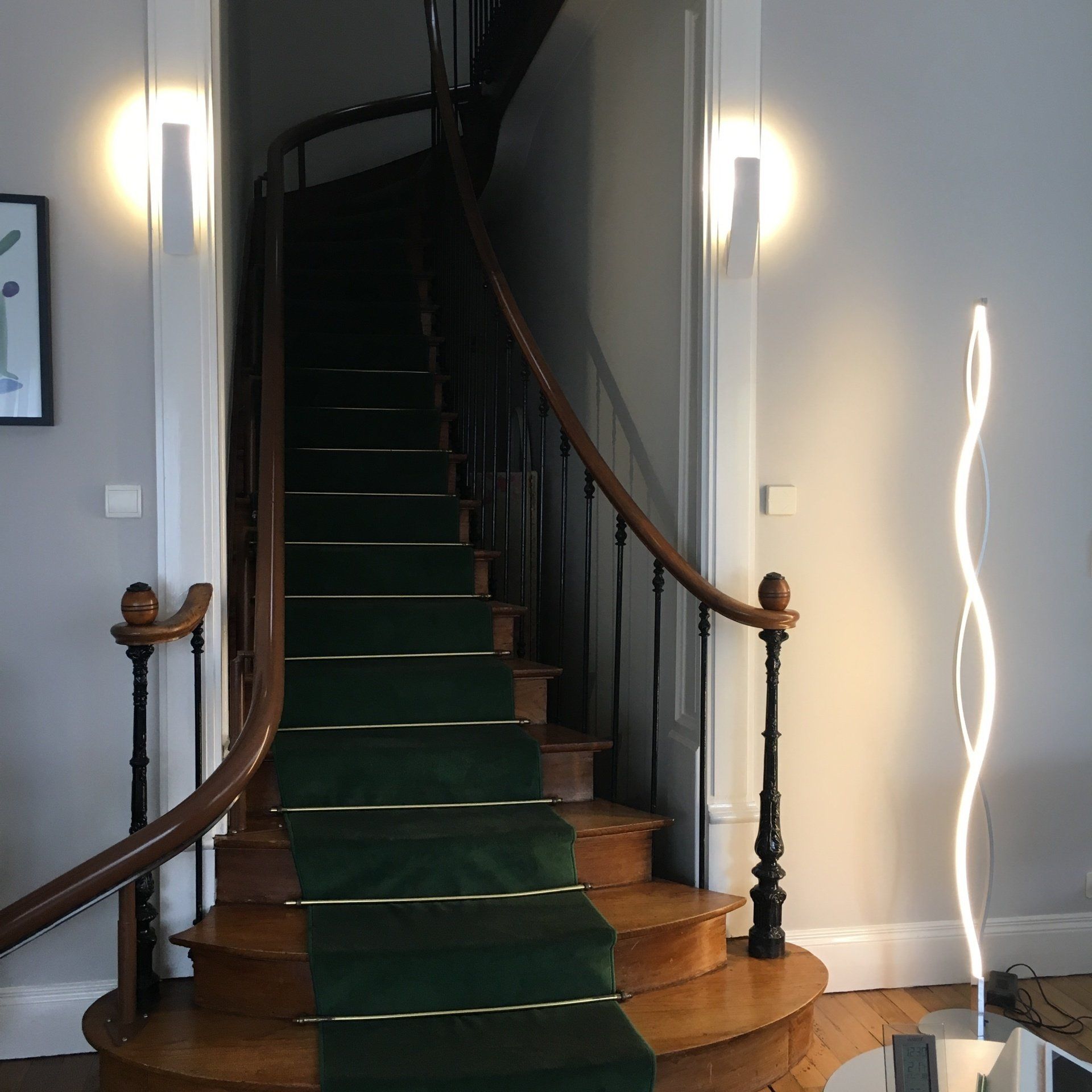 Lampadaire en bas d'escaliers en bois