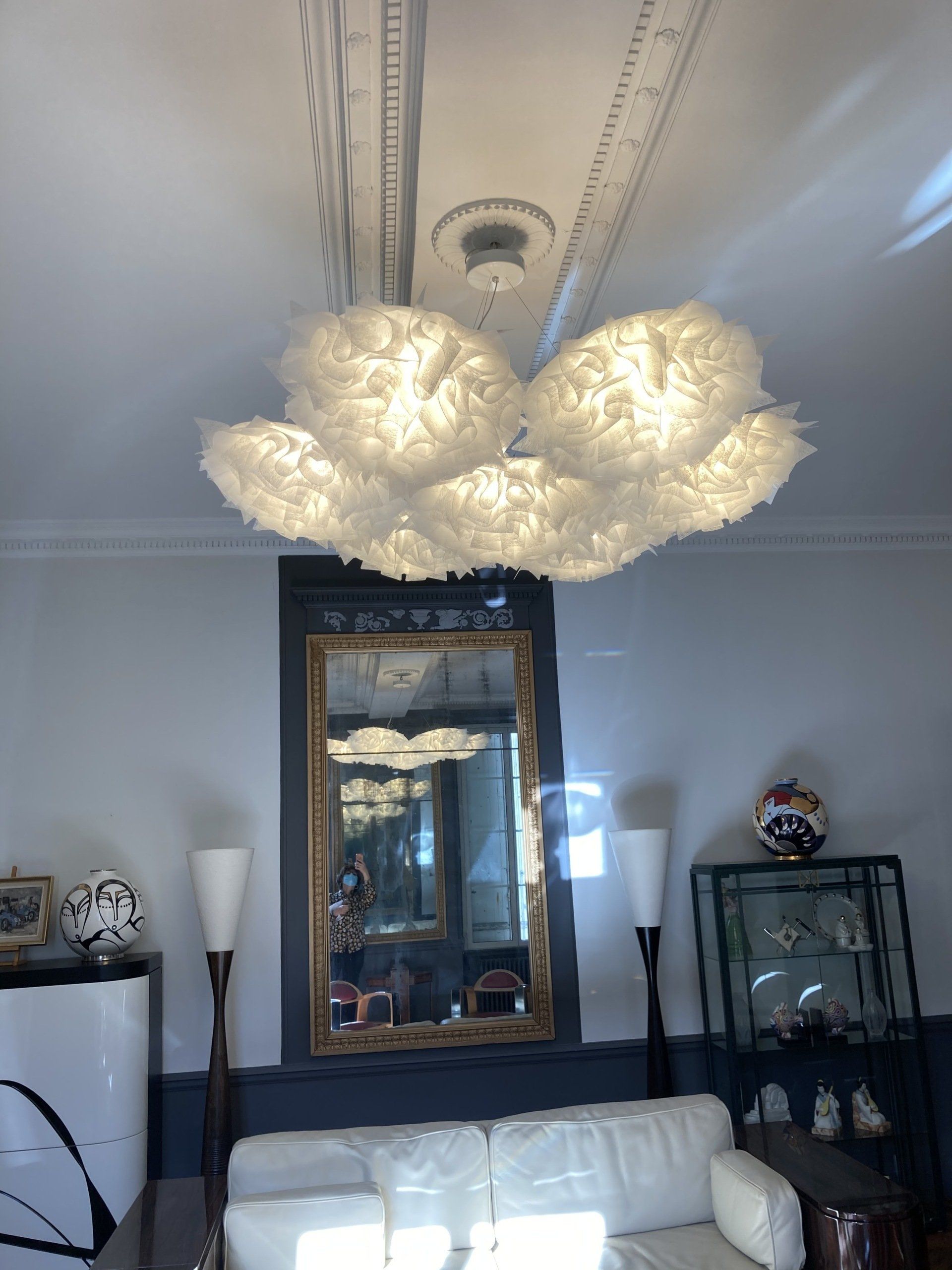 De nombreux objets de décoration éclairés par un immense lustre