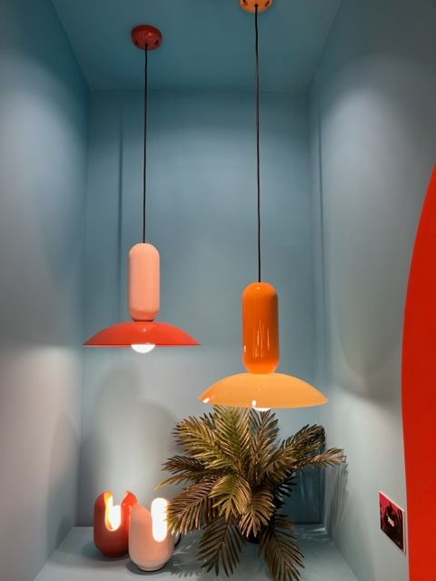 Deux luminaires oranges allumés