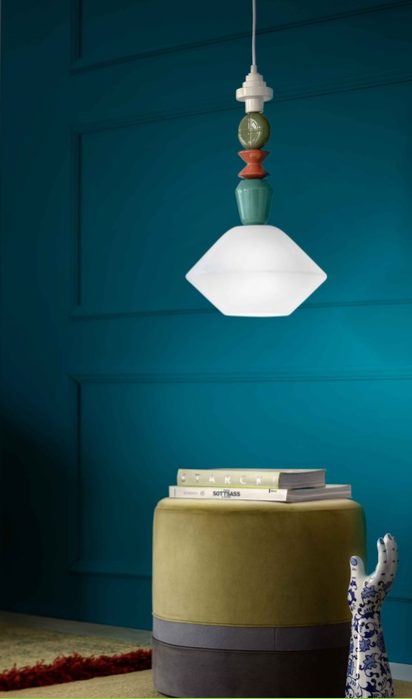 Luminaire jaune et blanc sur fond jaune