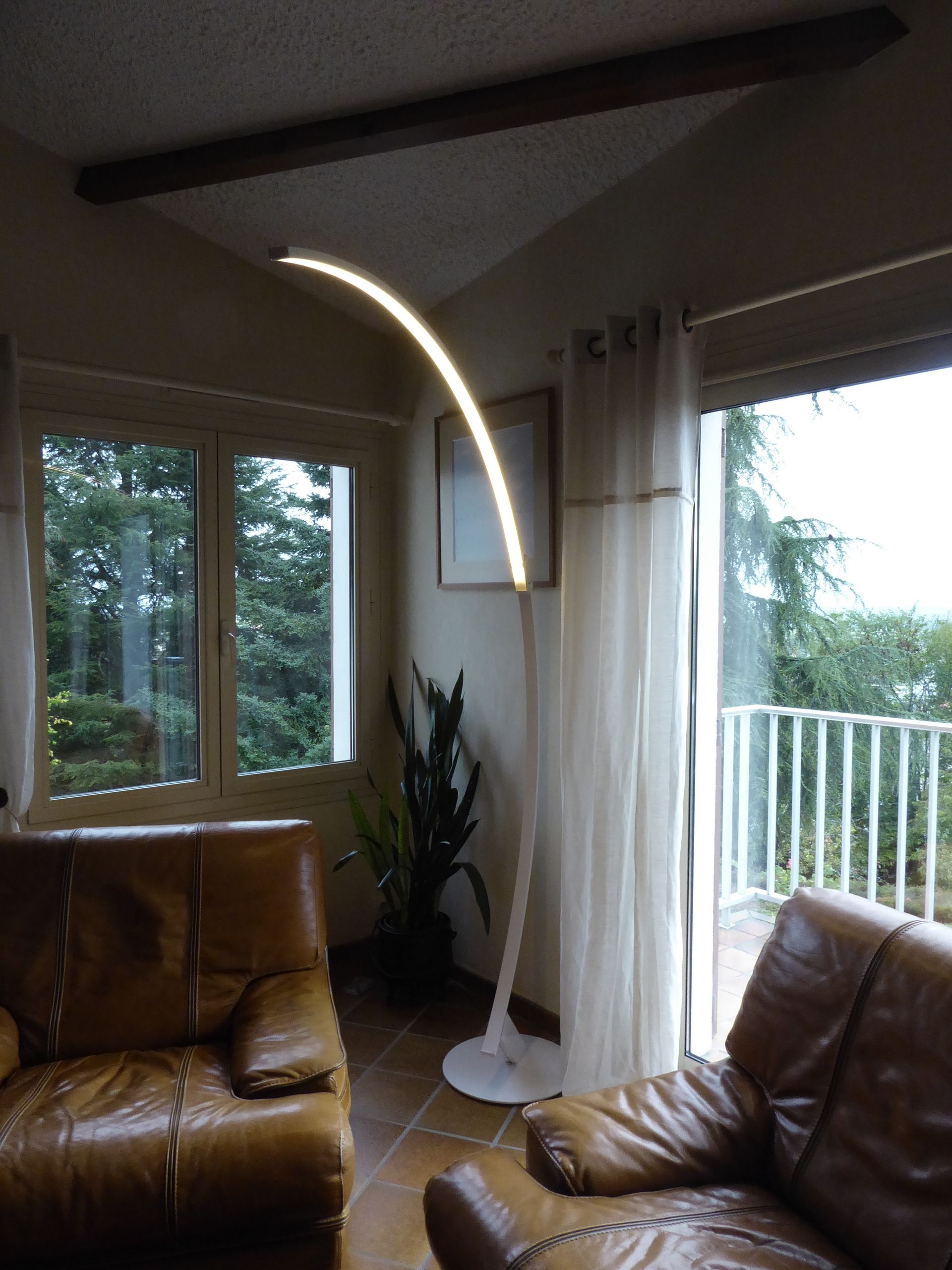 Lampadaire en forme de demi cercle