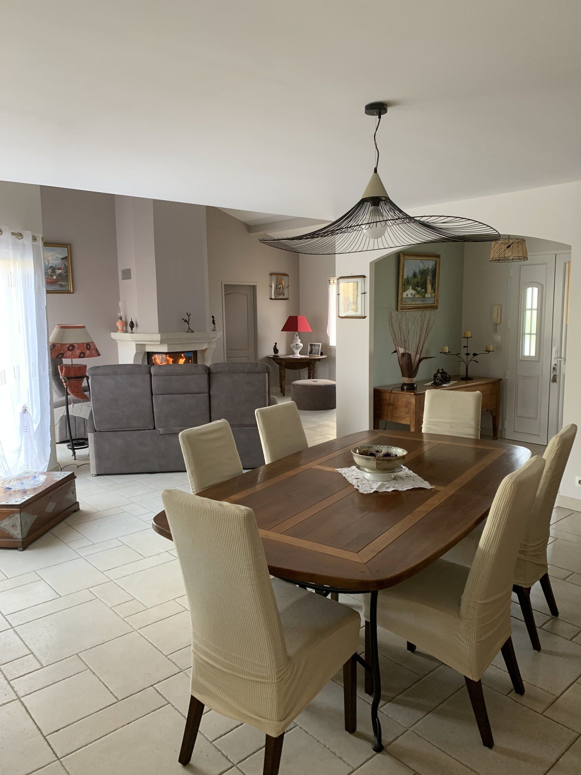 Pièce de vie regroupant une salle à manger et un salon