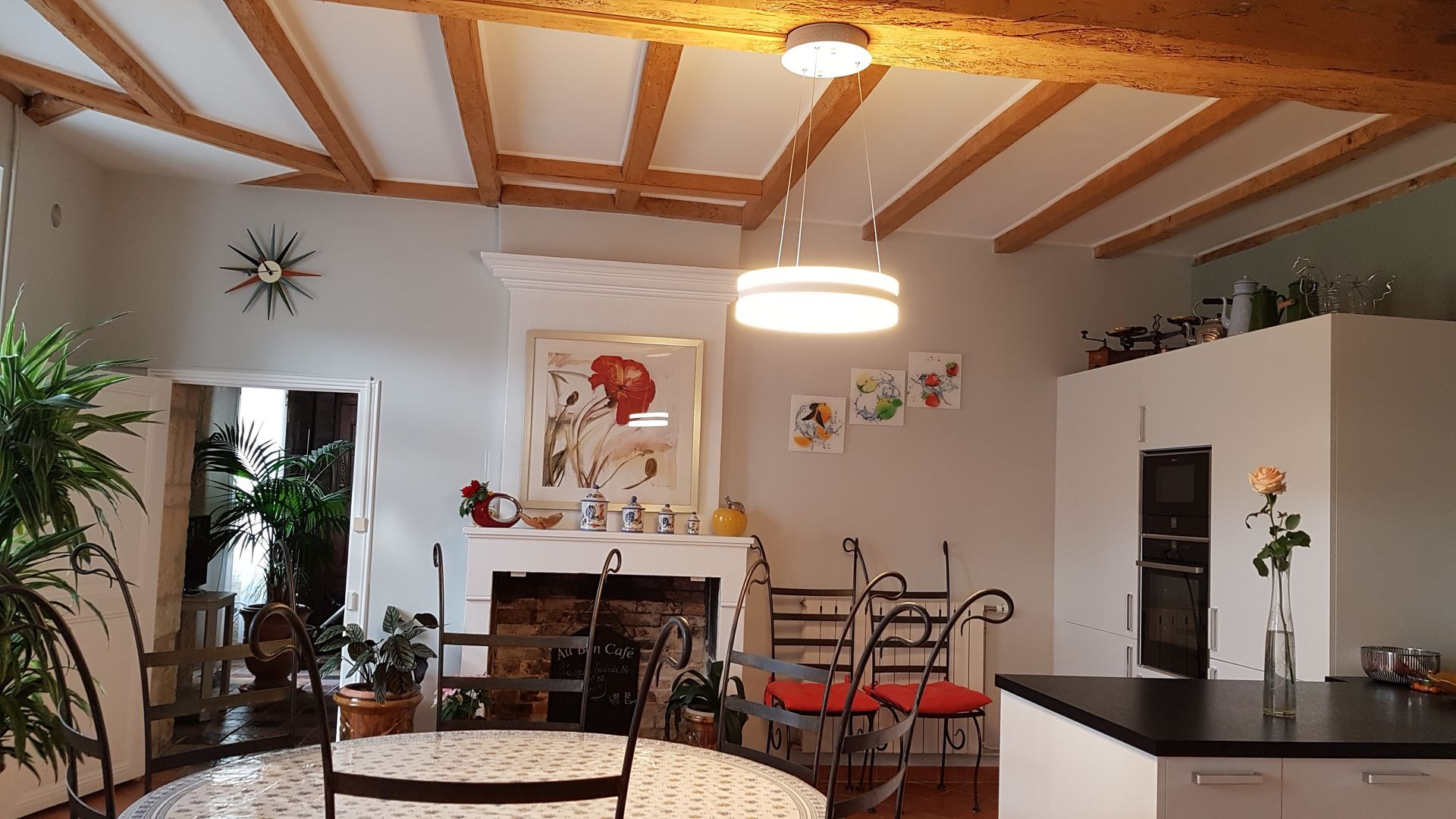 Plafond avec des poutres apparentes en bois et un lustre suspendu