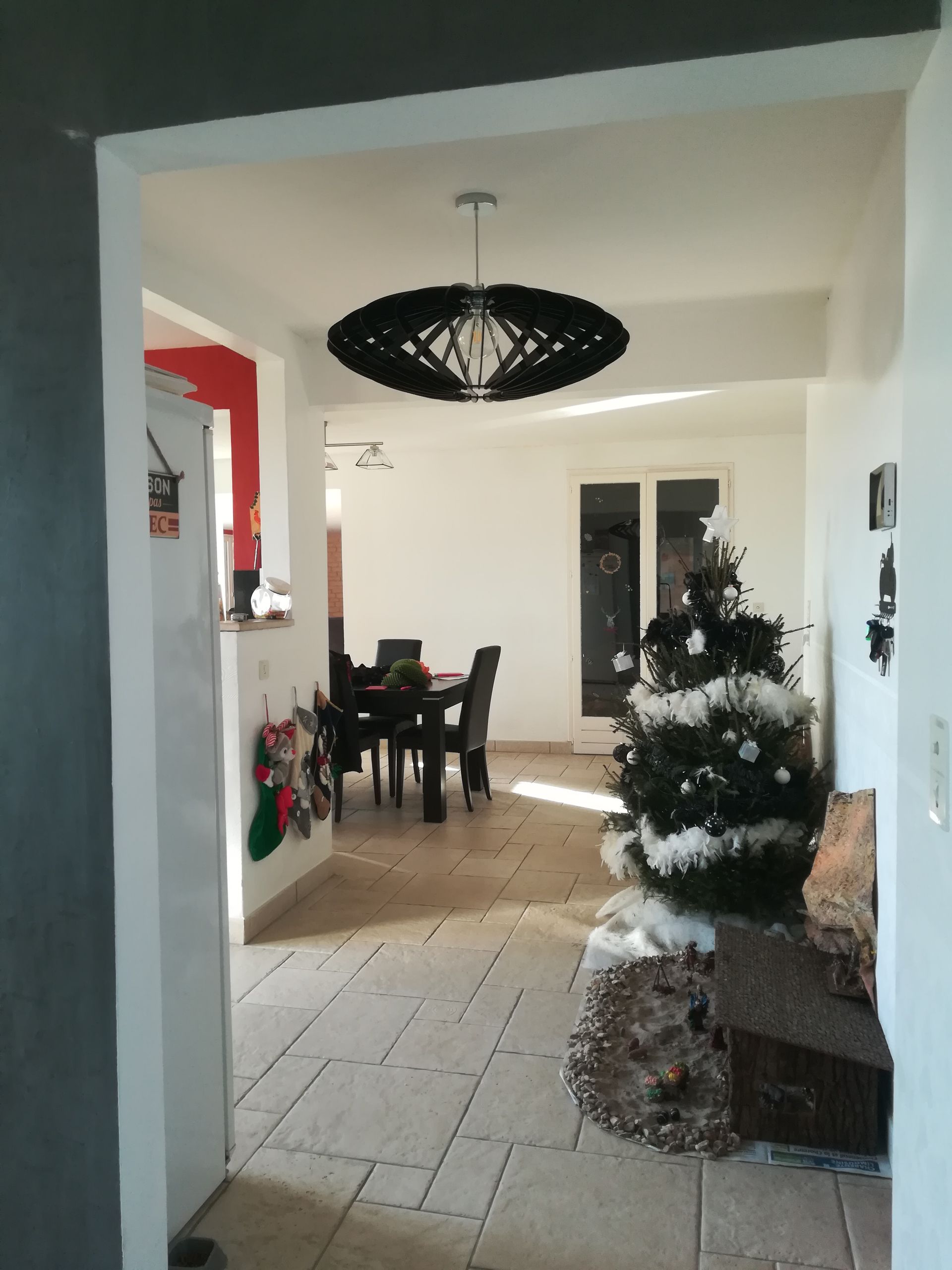 Sapin de Noël avec un plafonnier au-dessus