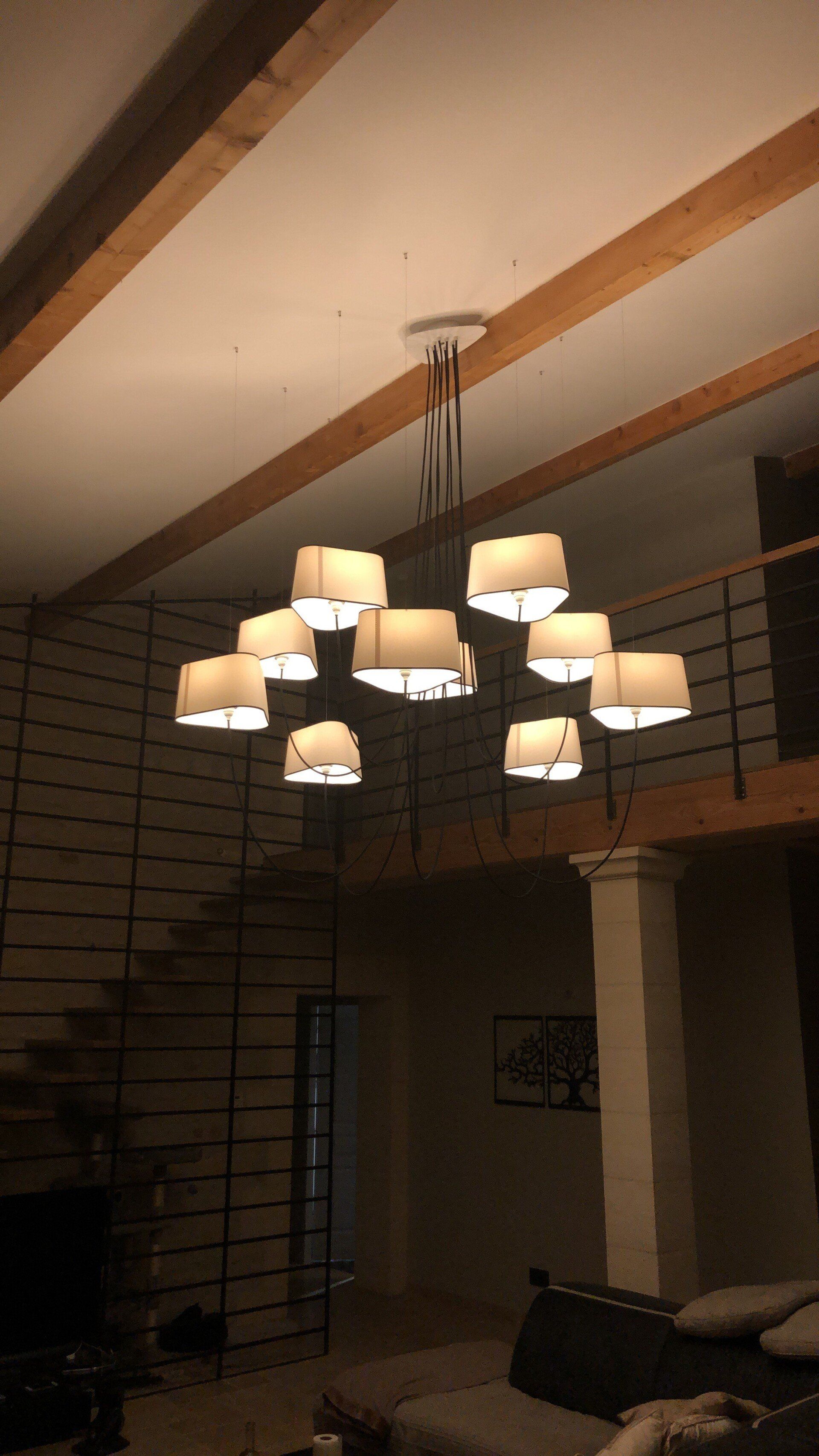 Luminaire avec de nombreuses ampoules cachées par de petits abat-jour