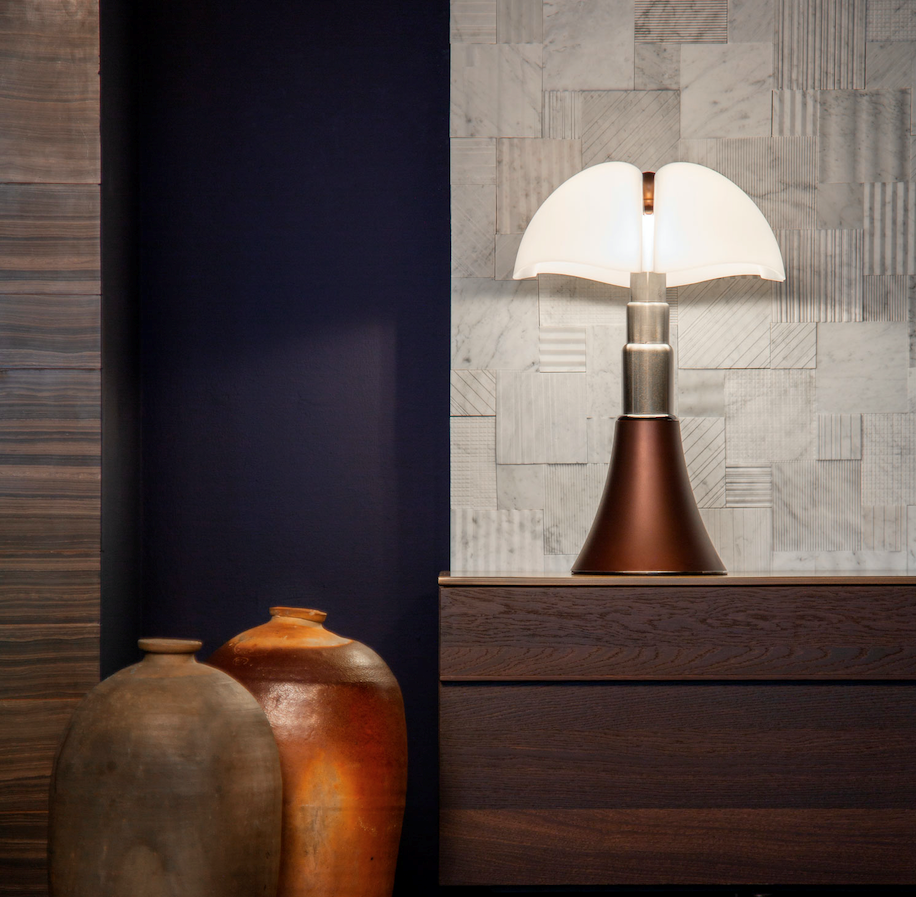 Lampe en bronze sur un meuble