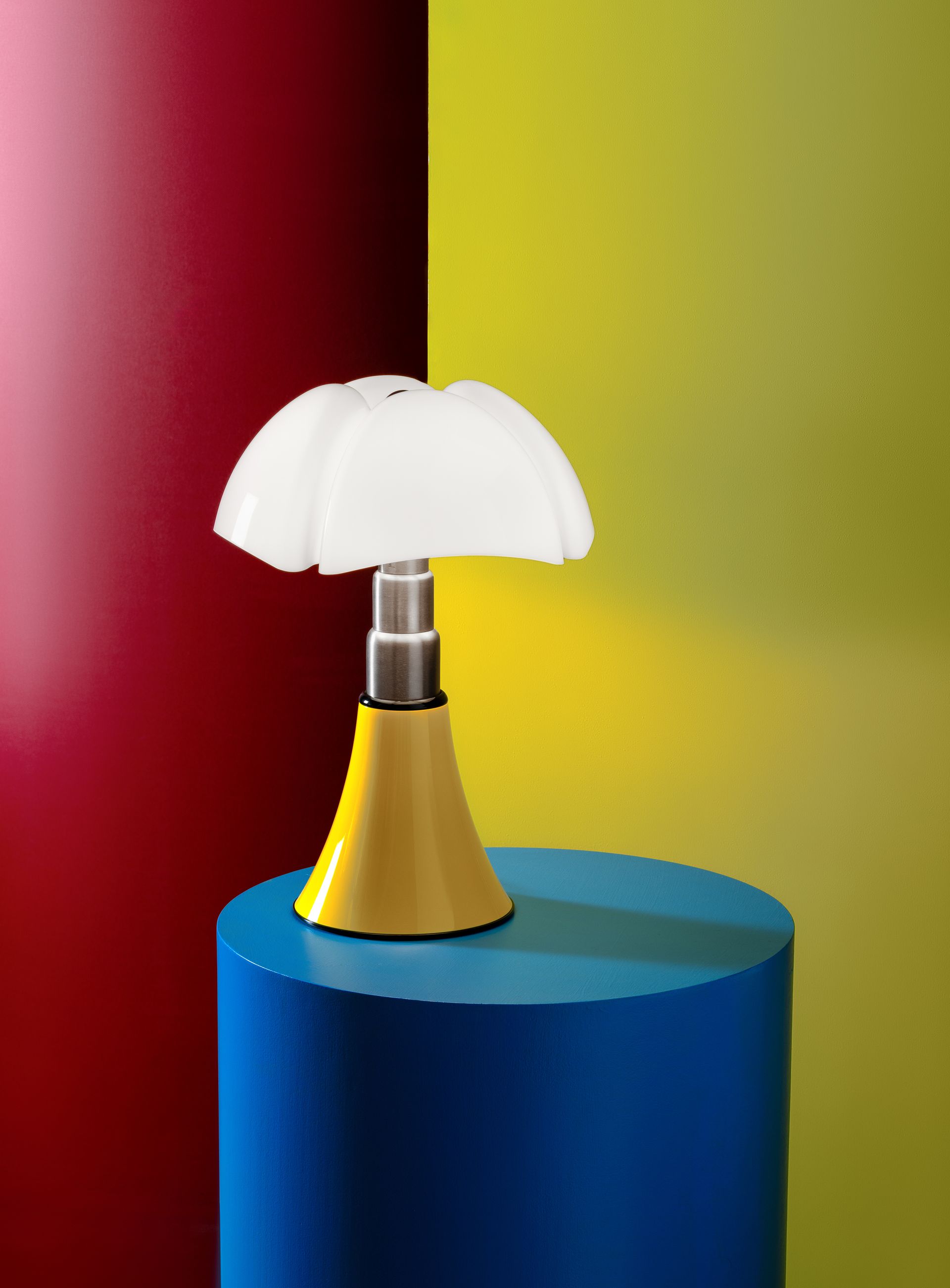 Lampe jaune et blanche sur une petite table bleue