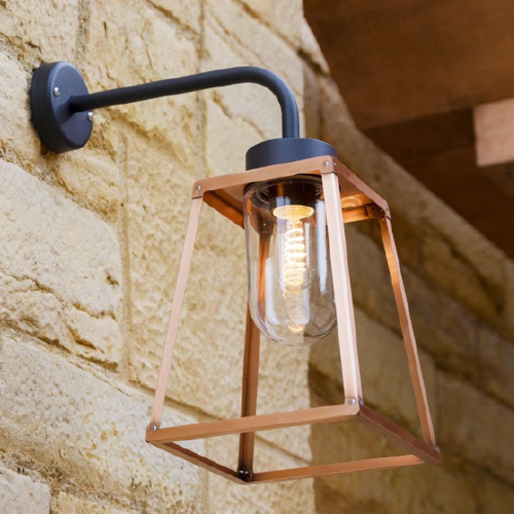 Applique extérieure sur un mur en pierres apparentes