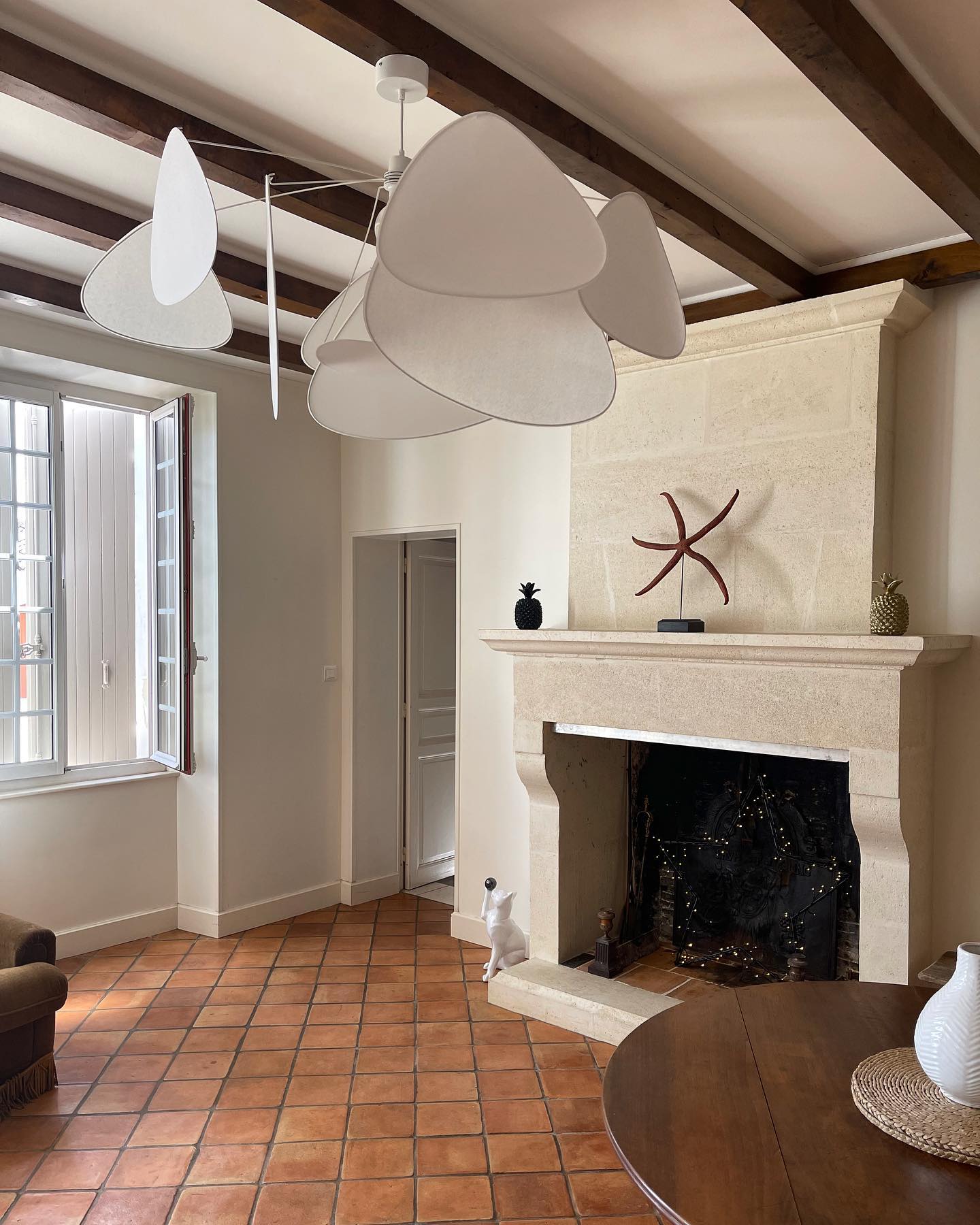 Suspension sur un plafond, près d'une cheminée