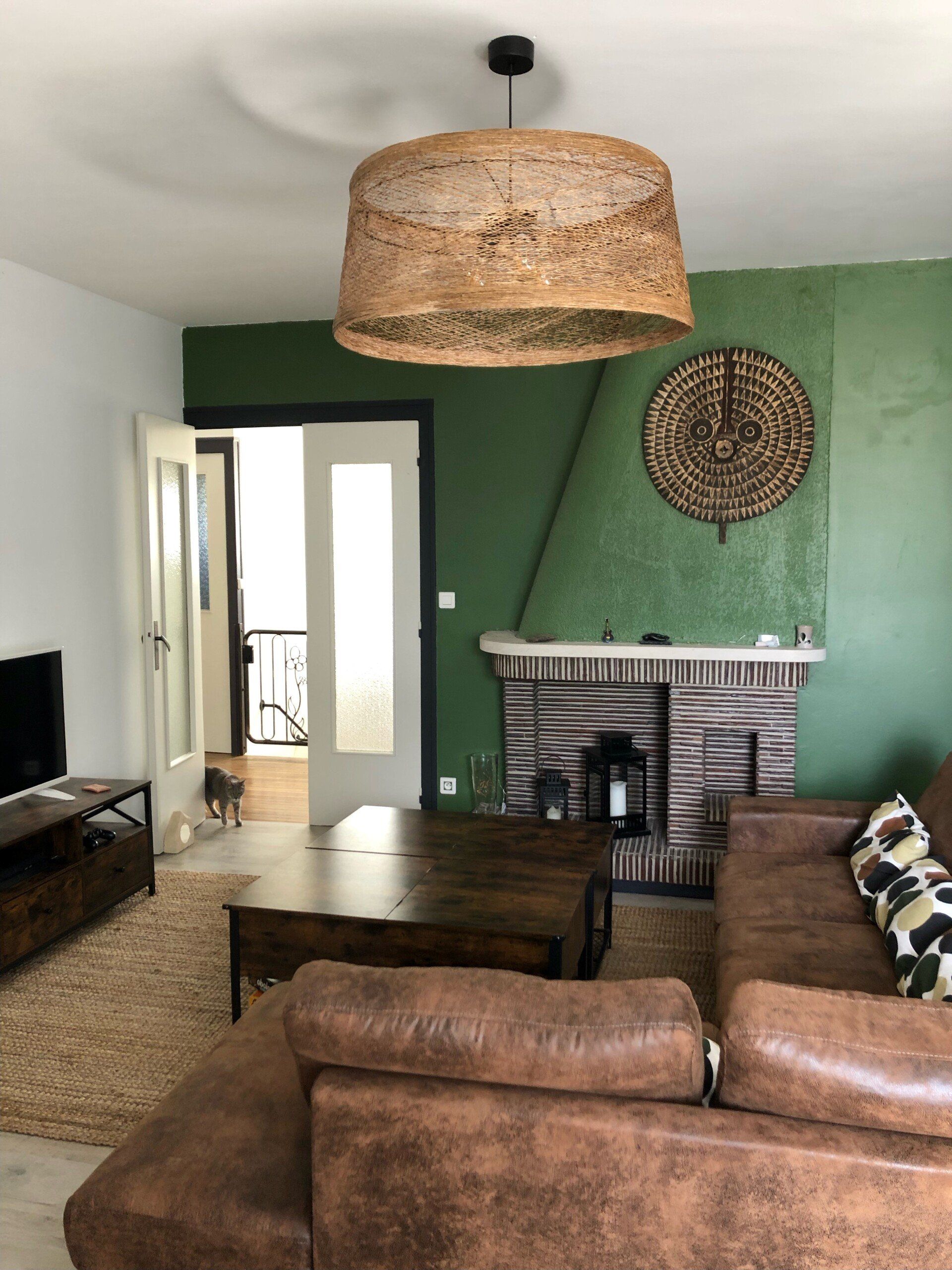 Lustre sur le plafond d'un salon aux murs verts