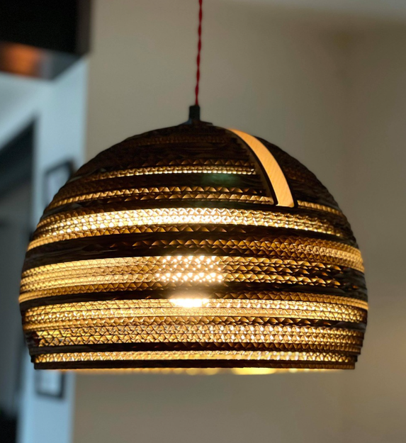 Luminaire sphérique pendu au plafond