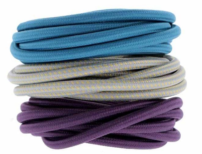 Câbles de trois couleurs différentes