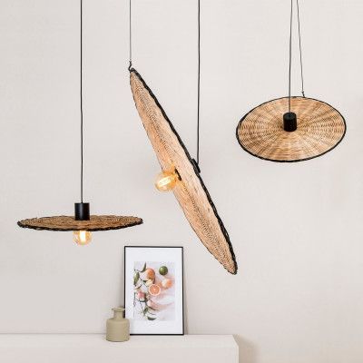 Trois luminaires en osier orientés dans différentes directions