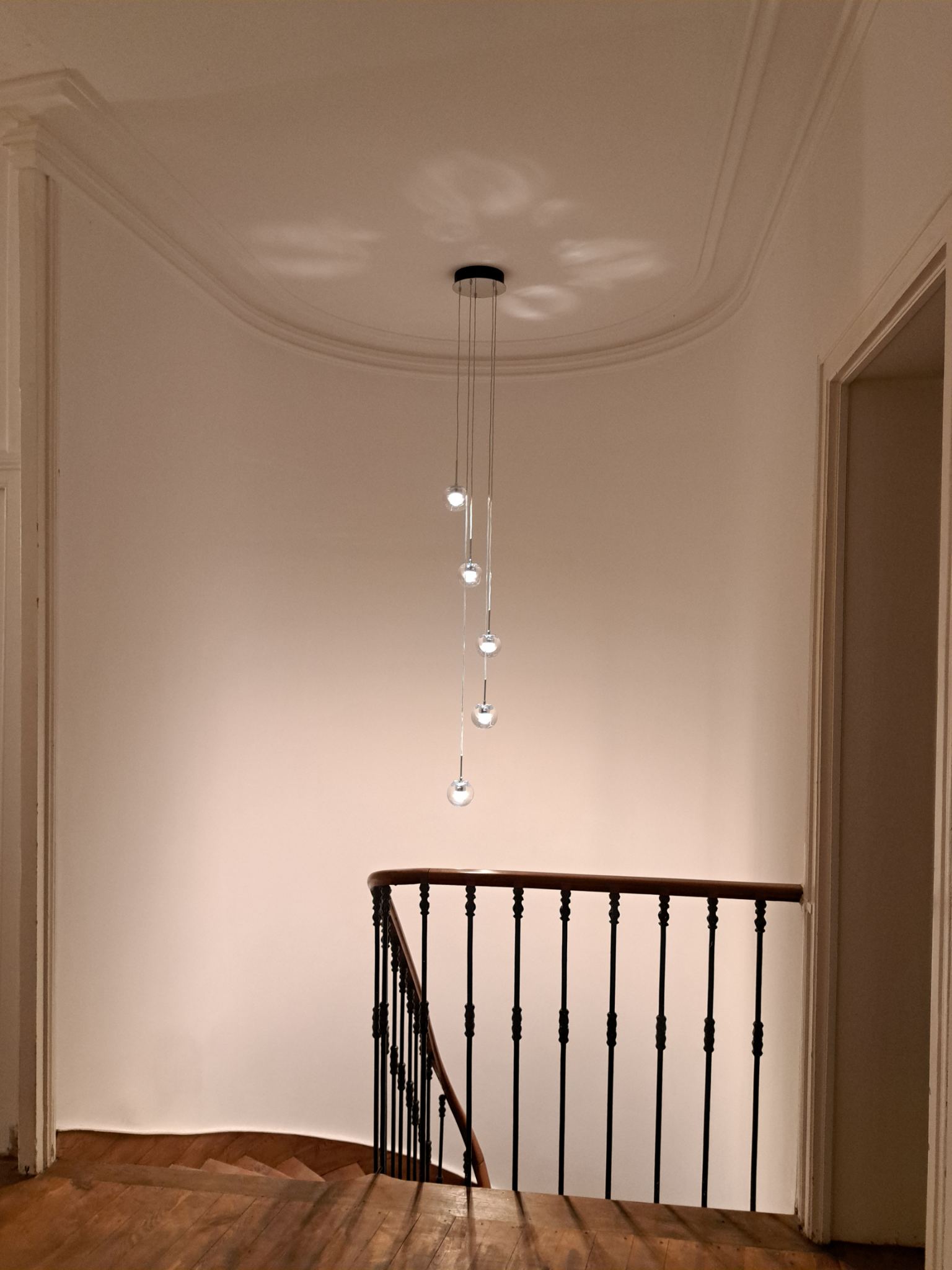 Lustre avec des ampoules tombant en cascade