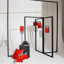 Présentation de lampes, lampadaire et lampion rouge et noir rayé de blanc dans un décor design