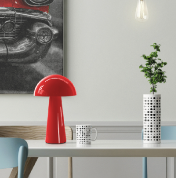 Lampe en forme de champignon sur une table avec une tasse et un vase disposé dessus