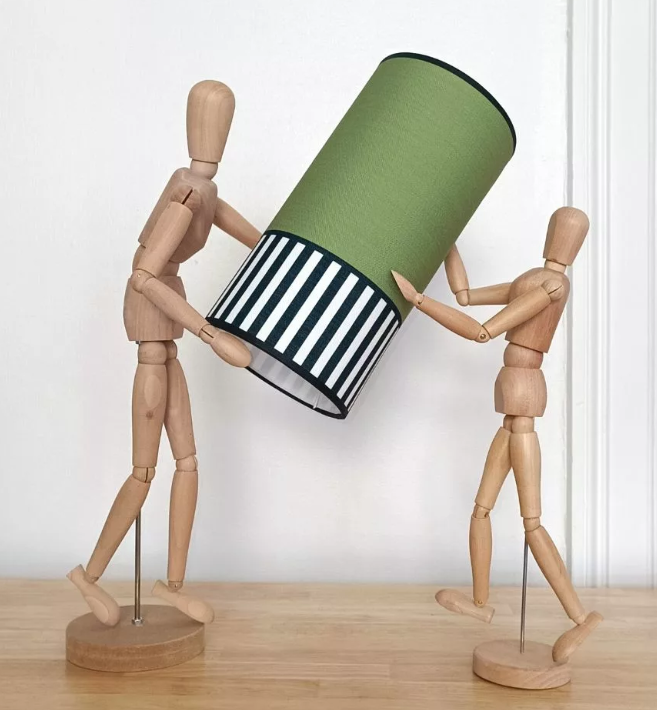 Lampion vert porté par deux figurines en bois