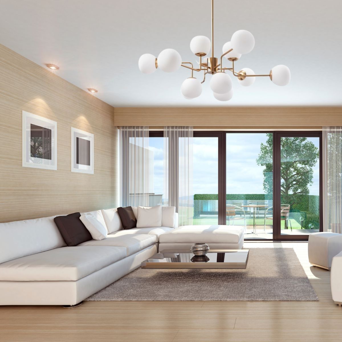 Immense canapé blanc dans un salon avec un lustre fait de plusieurs boules blanches 