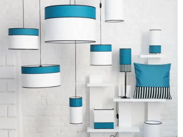 Une collection de luminaires, lampes et lampions blanc, bleu et noir rayé de blanc