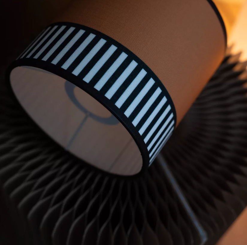 Gros plan sur un lampion marron ayant une bande noire et blanche