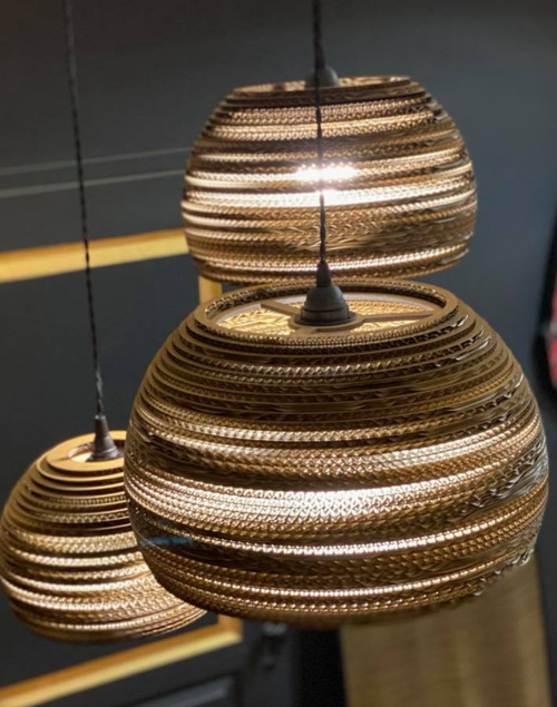 Trois suspensions sphériques vues d'en haut