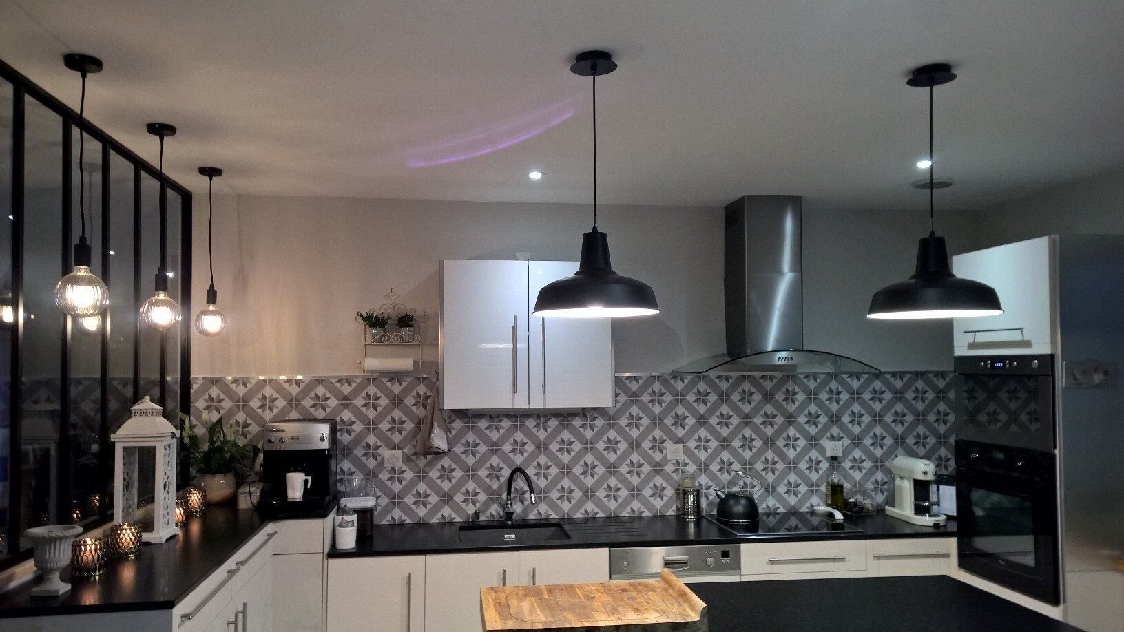 Cuisine avec une verrière et de nombreux plafonnier