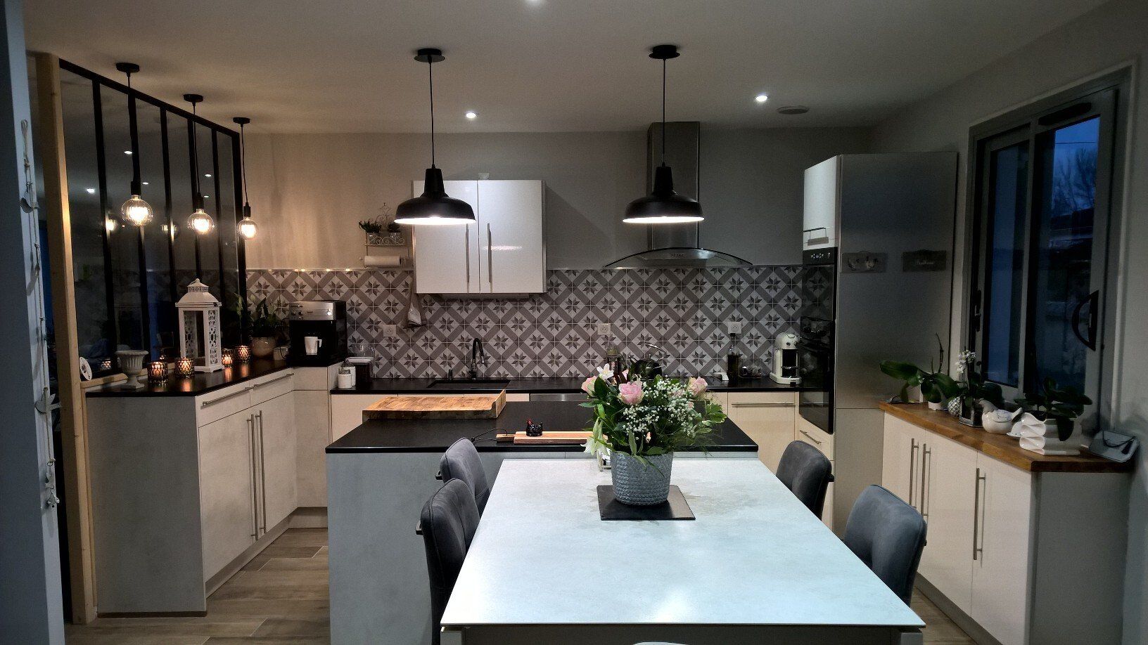 Cuisine avec îlot central et verrière