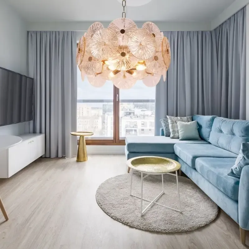 Suspension d'un salon au canapé bleu