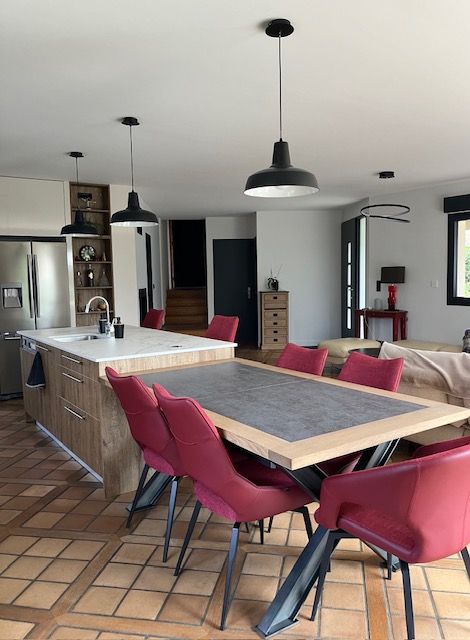 Trois suspensions au-dessus d'une table de cuisine et d'un îlot central