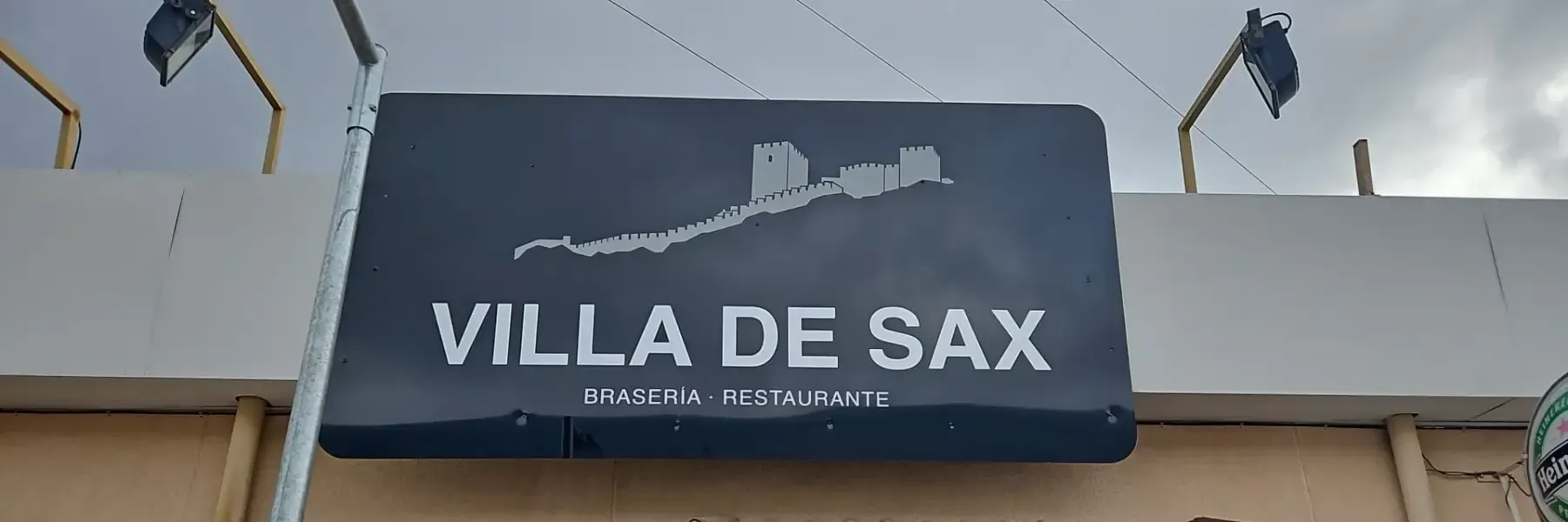 Un letrero rectangular oscuro con la inscripción 