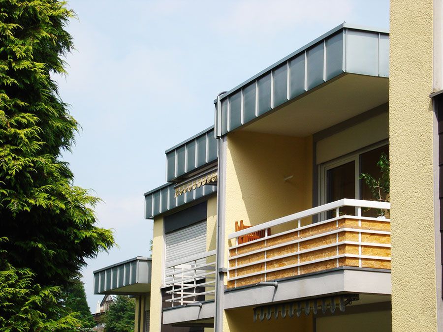 Ein Gebäude mit einem Balkon auf dem Dach