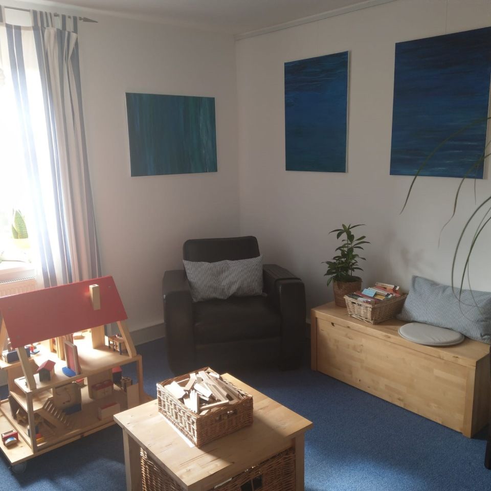 Praxis für Logopädie und klinische Lerntherapie Praxisraum mit Sessel und Bank