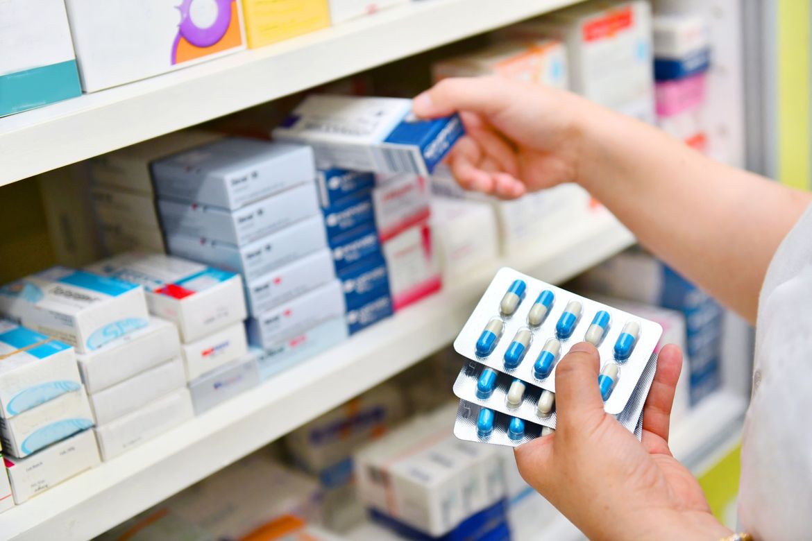 Une pharmacienne range des médicaments