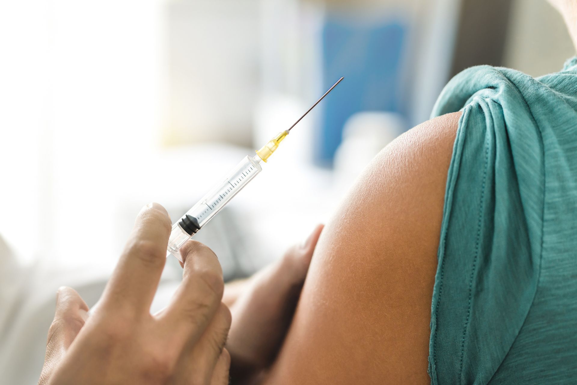 Vaccin prêt à être fait dans l'épaule