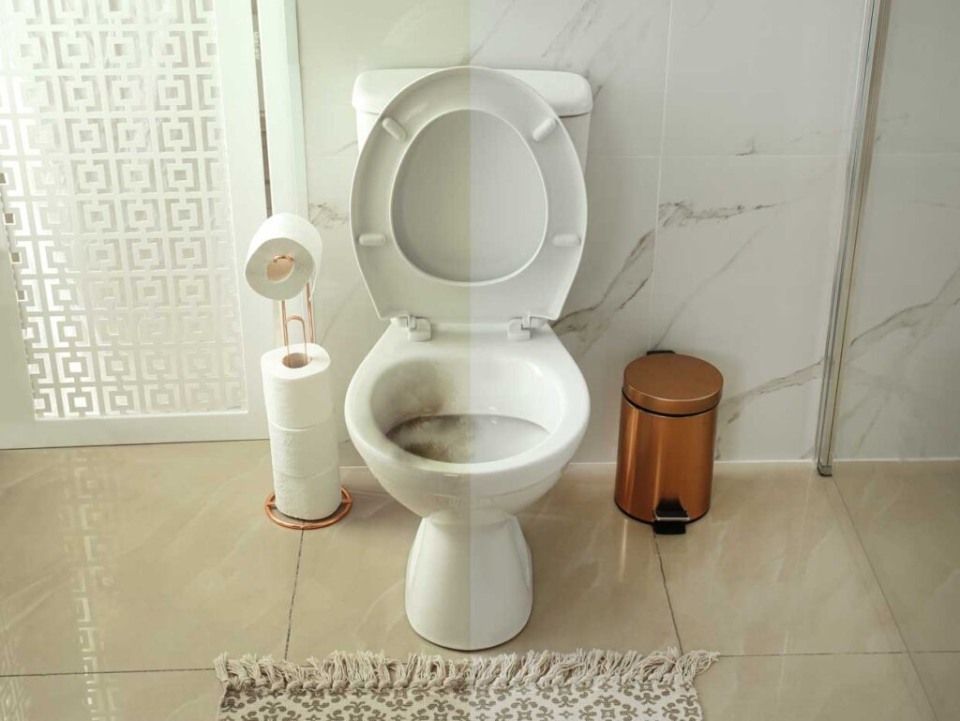 Ein Vorher-Nachher-Foto einer gereinigten Toilette.